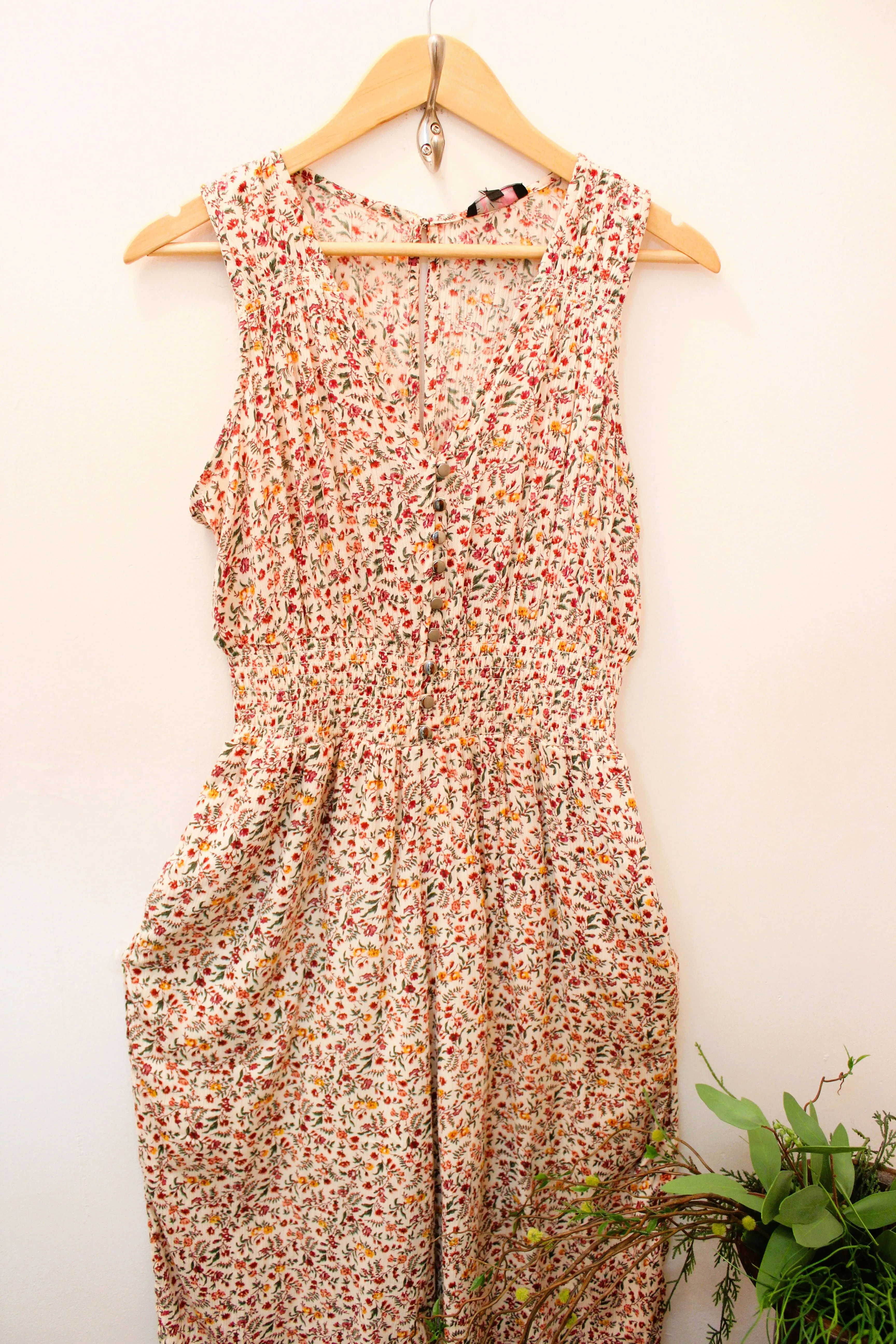 Floral Jumpsuit with metallic Button-Up V-Neckline